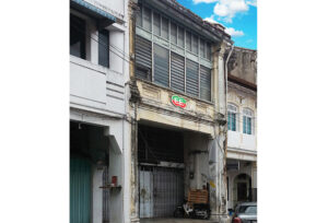 Ee-Lian Enterprise (M) Sdn Bhd began operations in 1994 from a shop-house in Georgetown, Penang, focusing on trading plastic wares under the "elianware" brand.